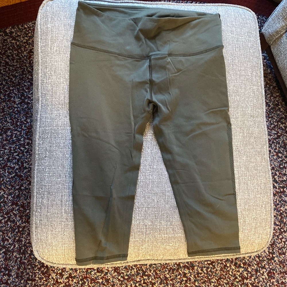 Lulu capri yoga pants